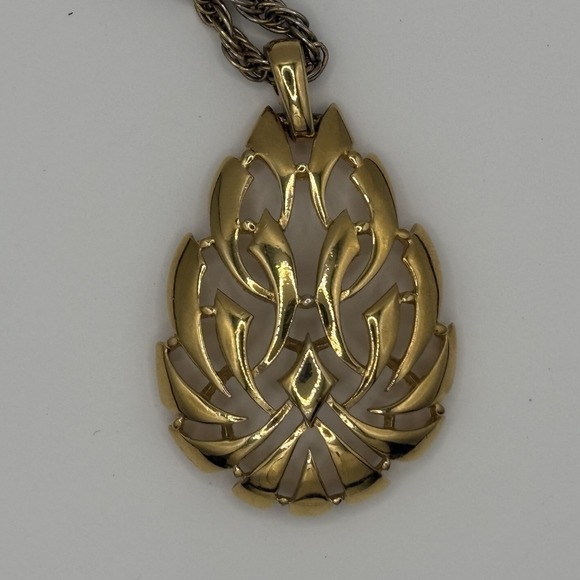 Vintage Trifari Goldtone Double Strand Necklace Large Scroll Pendant Teardrop - Picture 13 of 13